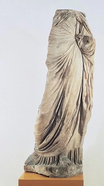 Roman female sculpture with tunic. Spain