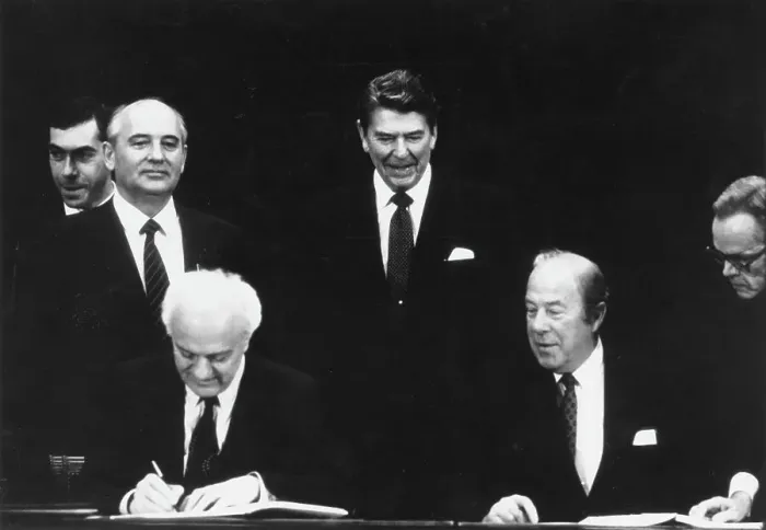 Framed Print : Ronald Reagan, Mikhail Gorbachev and others, Geneva Framed Print : Ronald Reagan, Mikhail Gorbachev and others, Geneva