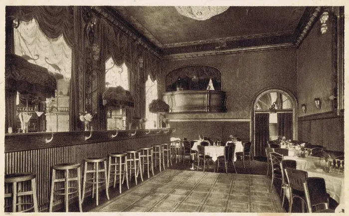 Framed Print : One of the rooms at the Valencia nightclub, Charlottenburg Framed Print : One of the rooms at the Valencia nightclub, Charlottenburg