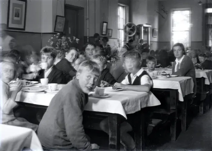 Framed Print : Royal Albert Orphanage, Bagshot, Surrey - dining room Framed Print : Royal Albert Orphanage, Bagshot, Surrey - dining room
