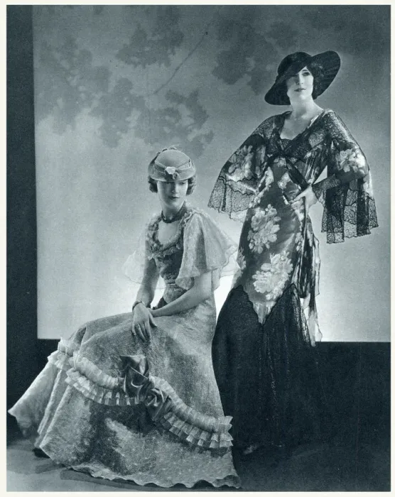 Framed Print : Royal Ascot fashions for mother & debutante daughter Framed Print : Royal Ascot fashions for mother & debutante daughter