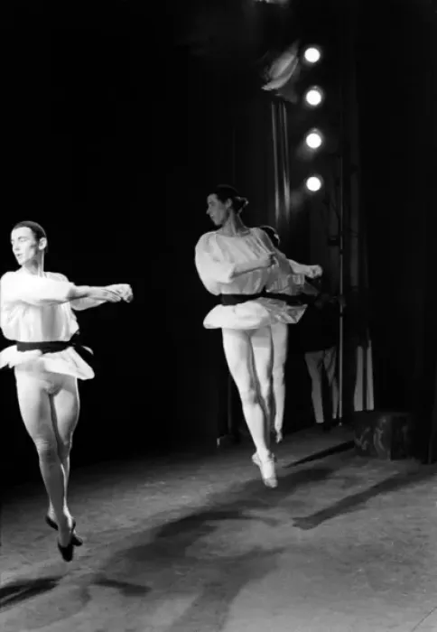 Framed Print : Royal Ballet School, Aldeburgh Festival 1961 Framed Print : Royal Ballet School, Aldeburgh Festival 1961