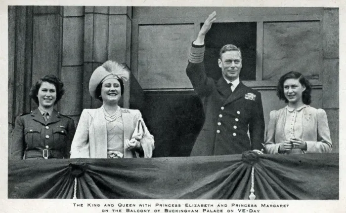 Framed Print : Royal Family - VE Day - Buckingham Palace Framed Print : Royal Family - VE Day - Buckingham Palace