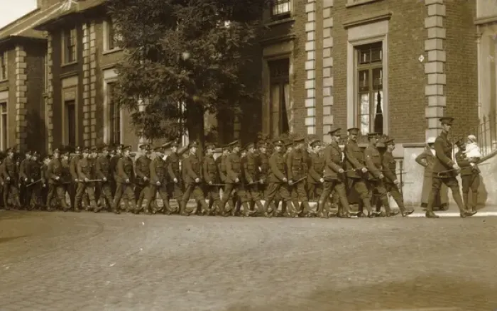 Framed Print : Royal Fusiliers marching in Peckham, SE London, WW1 Framed Print : Royal Fusiliers marching in Peckham, SE London, WW1