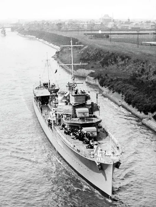 Framed Print : Royal Navy Destroyer on the Manchester Ship Canal Framed Print : Royal Navy Destroyer on the Manchester Ship Canal