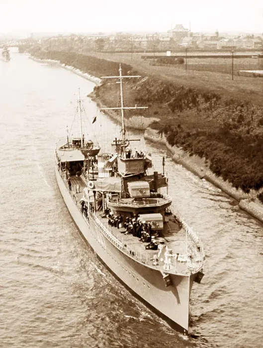 Framed Print : Royal Navy Destroyer on the Manchester Ship Canal Framed Print : Royal Navy Destroyer on the Manchester Ship Canal