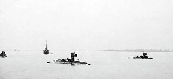 Royal Navy submarines in the Thames estuary in 1909