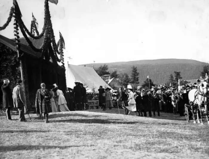 Framed Print : Royal party arriving for Braemar Games, Scotland Framed Print : Royal party arriving for Braemar Games, Scotland