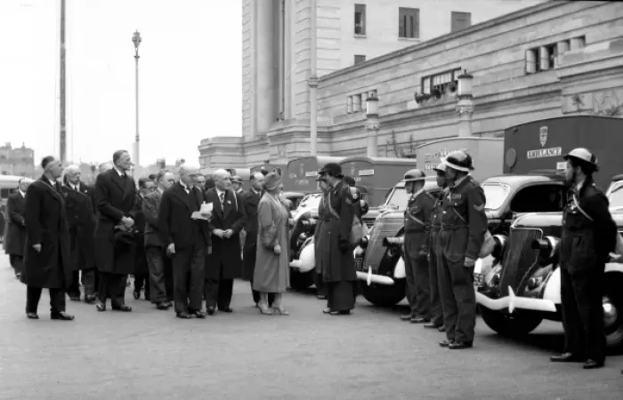 Framed Print : Royal visit to County Hall Civil Defence workers, WW2 Framed Print : Royal visit to County Hall Civil Defence workers, WW2