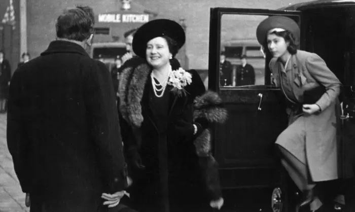 Framed Print : Royal visit to LFB Lambeth HQ, WW2 Framed Print : Royal visit to LFB Lambeth HQ, WW2
