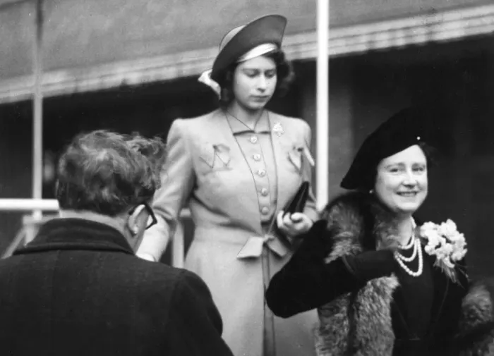 Framed Print : Royal visit to LFB Lambeth HQ, WW2 Framed Print : Royal visit to LFB Lambeth HQ, WW2