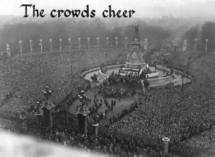 Framed Print : Royal Wedding 1947 - crowds outside Buckingham Palace Framed Print : Royal Wedding 1947 - crowds outside Buckingham Palace