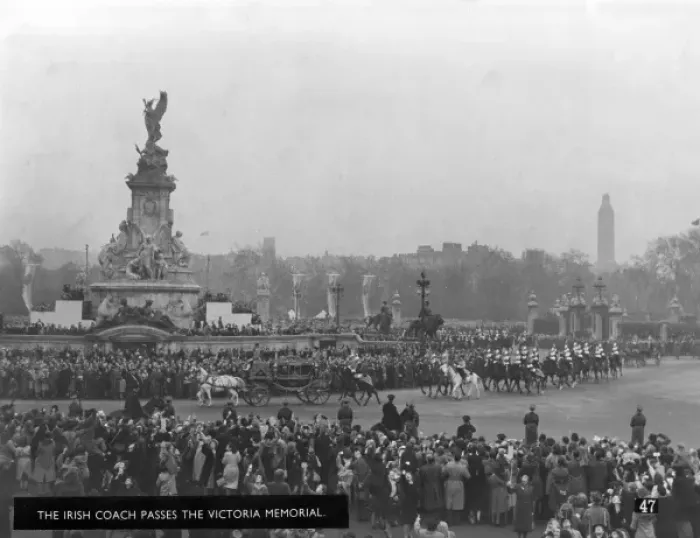 Framed Print : Royal Wedding 1947 - procession arrives back at Palace Framed Print : Royal Wedding 1947 - procession arrives back at Palace