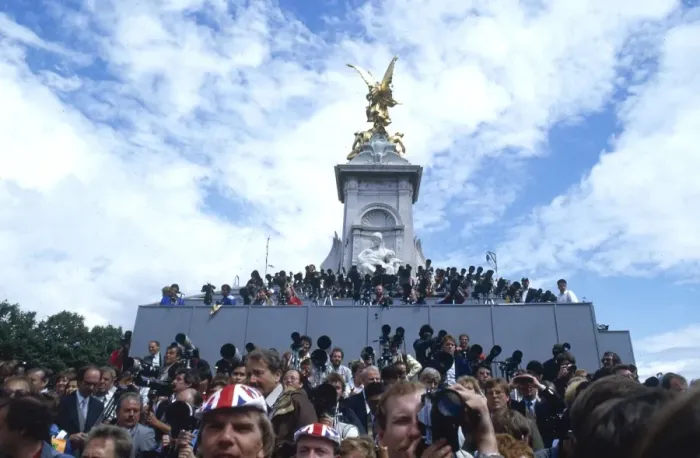 Framed Print : Royal Wedding 1986 - crowds outside Buckingham Palace Framed Print : Royal Wedding 1986 - crowds outside Buckingham Palace