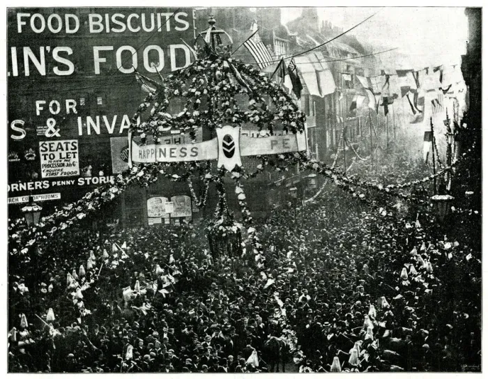 Framed Print : Royal Wedding crowd, Ludgate Circus, London Framed Print : Royal Wedding crowd, Ludgate Circus, London