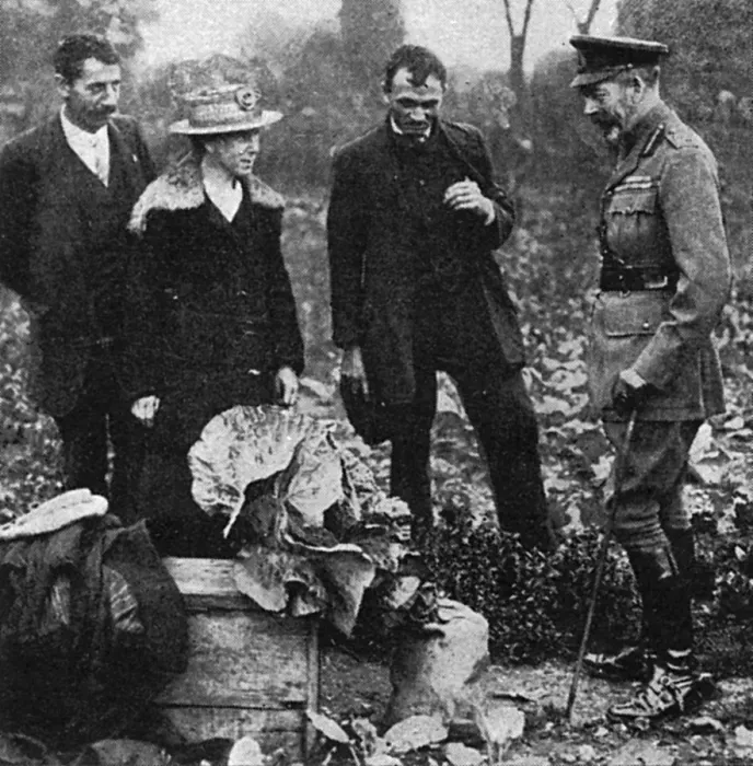 Framed Print : Royal WW1 allotment visit, 1918: King George V & cabbage Framed Print : Royal WW1 allotment visit, 1918: King George V & cabbage