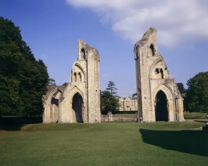 Framed Print : Ruins of Glastonbury Abbey, Glastonbury, Somerset Framed Print : Ruins of Glastonbury Abbey, Glastonbury, Somerset