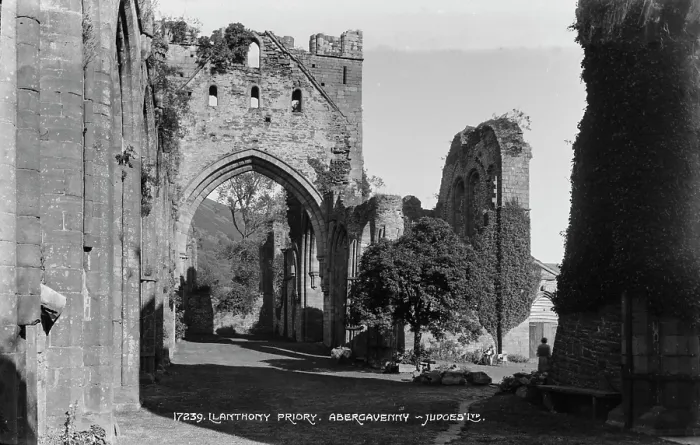 Framed Print : Ruins of Llanthony Priory Framed Print : Ruins of Llanthony Priory