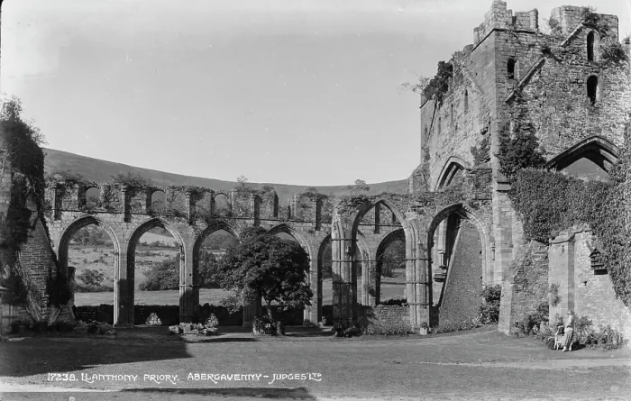 Framed Print : Ruins of Llanthony Priory Framed Print : Ruins of Llanthony Priory