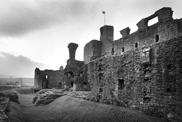 Framed Print : Ruins of Middleham Castle in Middleham, Wensleydale Framed Print : Ruins of Middleham Castle in Middleham, Wensleydale
