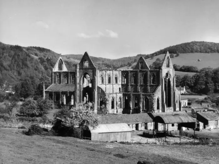 Framed Print : The ruins of Tintern Abbey, a Cisterian abbey, founded in 1131 by Walter de Clare Framed Print : The ruins of Tintern Abbey, a Cisterian abbey, founded in 1131 by Walter de Clare