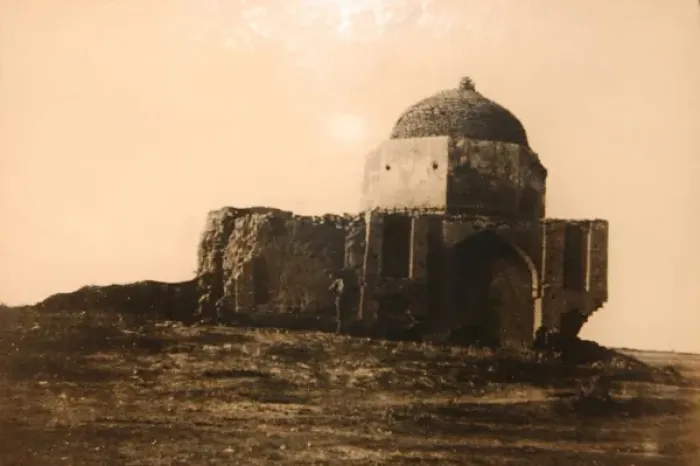 Framed Print : Ruins of a tomb in the Iraqi Desert Framed Print : Ruins of a tomb in the Iraqi Desert