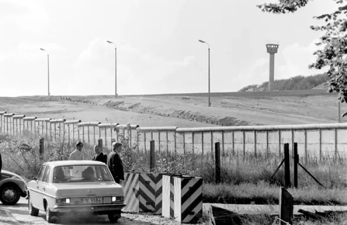 Framed Print : Rural view of the Berlin Wall, Berlin, Germany Framed Print : Rural view of the Berlin Wall, Berlin, Germany