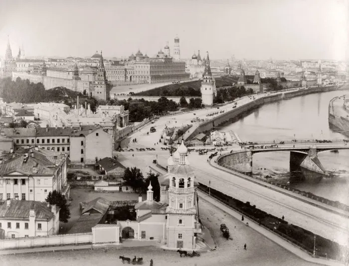 Framed Print : Russia - along the Moskva River, Moscow, Kremlin Framed Print : Russia - along the Moskva River, Moscow, Kremlin
