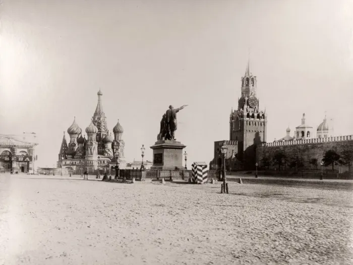 Framed Print : Russia - Red Square in Moscow - St Basils Cathedral, Kremlin Framed Print : Russia - Red Square in Moscow - St Basils Cathedral, Kremlin