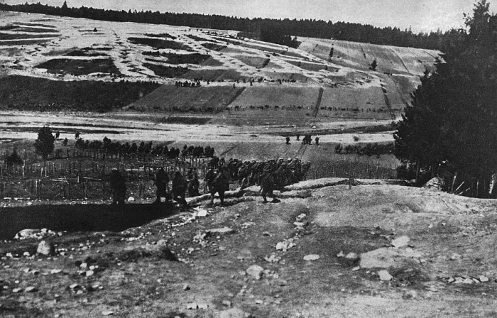 Framed Print : Russian soldiers in action on the eastern front, Russia, WW1 Framed Print : Russian soldiers in action on the eastern front, Russia, WW1