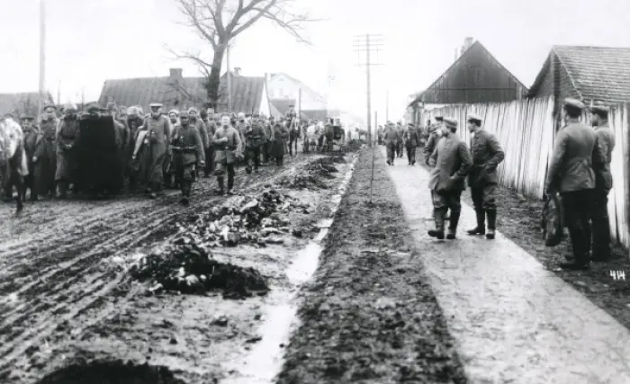 Framed Print : Russians passing through Augustowo, WW1