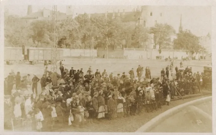 Framed Print : Russians waiting for food - Revolution of 1917 Framed Print : Russians waiting for food - Revolution of 1917