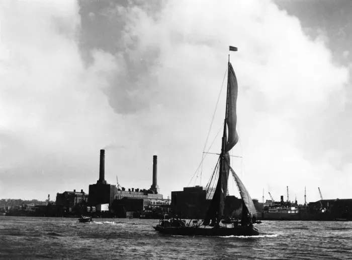 Framed Print : A sailing barge passing up Greenwich Reach, on the River Thames, London, England Framed Print : A sailing barge passing up Greenwich Reach, on the River Thames, London, England