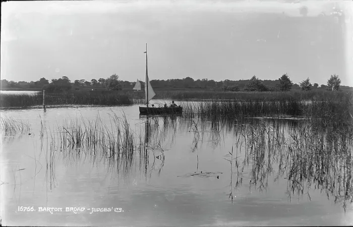 Framed Print : Sailing on Barton Broad Framed Print : Sailing on Barton Broad