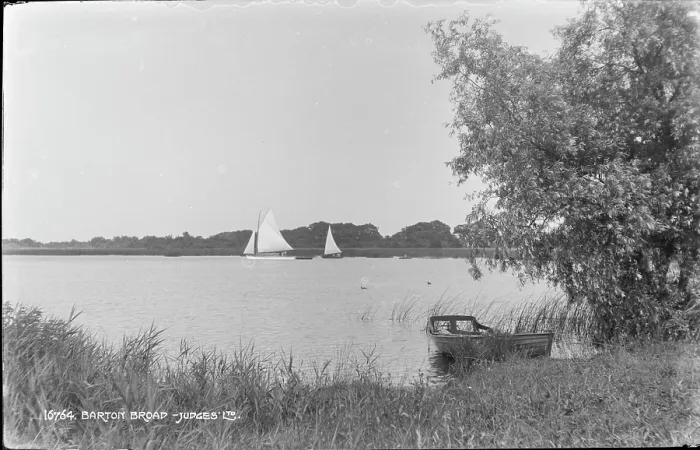 Framed Print : Sailing on Barton Broad Framed Print : Sailing on Barton Broad