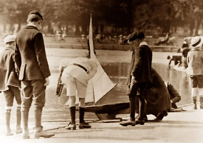 Framed Print : Sailing boats on the Serpentine, London, early 1900s Framed Print : Sailing boats on the Serpentine, London, early 1900s