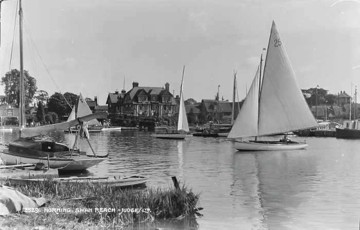 Framed Print : Sailing at Swan Reach Framed Print : Sailing at Swan Reach