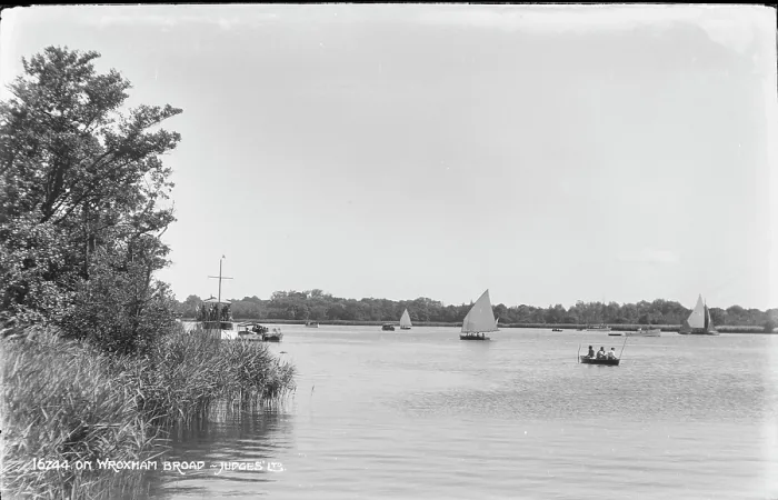 Framed Print : Sailing on Wroxham Broad Framed Print : Sailing on Wroxham Broad