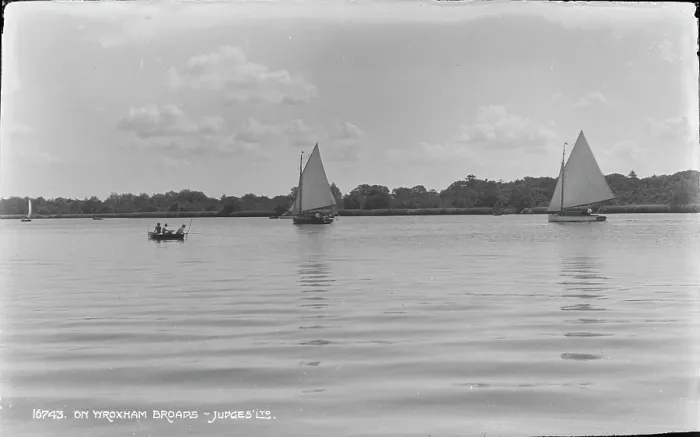 Framed Print : Sailing on the Yroxham Broads Framed Print : Sailing on the Yroxham Broads