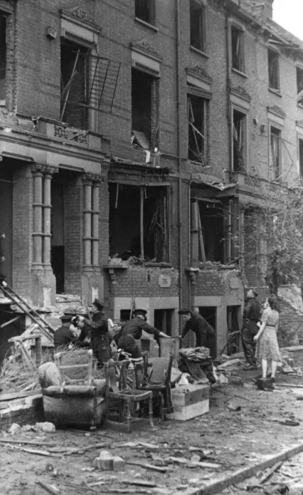 Framed Print : Salvaging furniture from damaged homes, London, WW2 Framed Print : Salvaging furniture from damaged homes, London, WW2