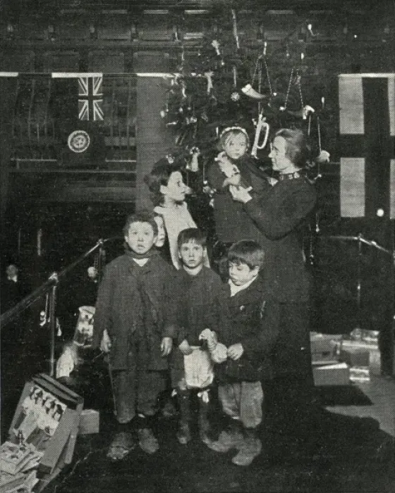 Framed Print : Salvation Army Christmas treat for East End children Framed Print : Salvation Army Christmas treat for East End children