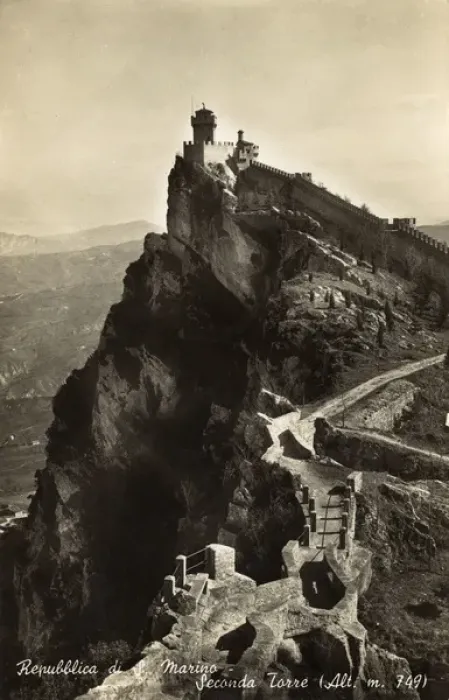Framed Print : San Marino - The Second Tower and Castle Walls Framed Print : San Marino - The Second Tower and Castle Walls
