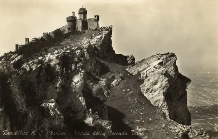 Framed Print : San Marino - The Second Tower and Castle Walls Framed Print : San Marino - The Second Tower and Castle Walls