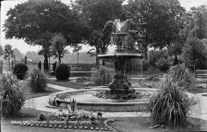 Framed Print : Sandford Park Fountain Framed Print : Sandford Park Fountain