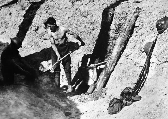 Framed Print : Sappers tunnelling at Hill 60, Ypres, - WW1 Framed Print : Sappers tunnelling at Hill 60, Ypres, - WW1