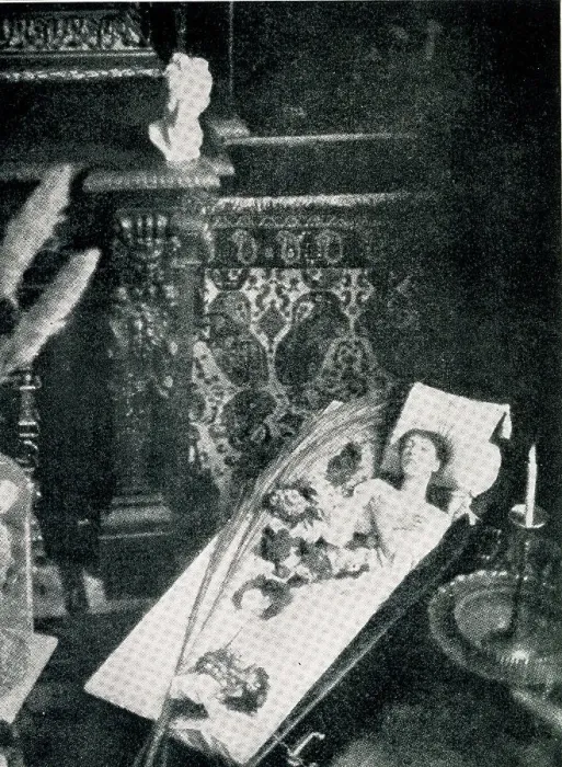 Framed Print : Sarah Bernhardt, French actress, in her coffin Framed Print : Sarah Bernhardt, French actress, in her coffin