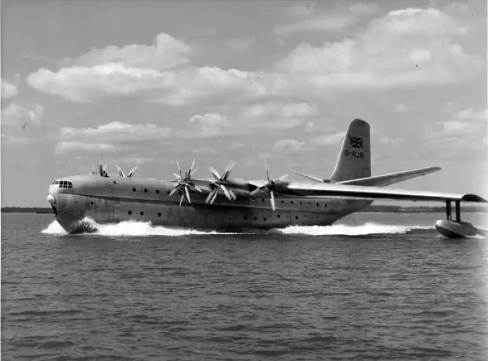 Framed Print : Saunders-Roe SR45 Princess G-ALUN off Cowes Framed Print : Saunders-Roe SR45 Princess G-ALUN off Cowes