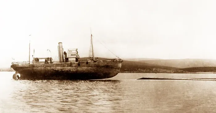 Framed Print : Scapa Flow, Whaler Ramna stranded on battle cruiser Framed Print : Scapa Flow, Whaler Ramna stranded on battle cruiser