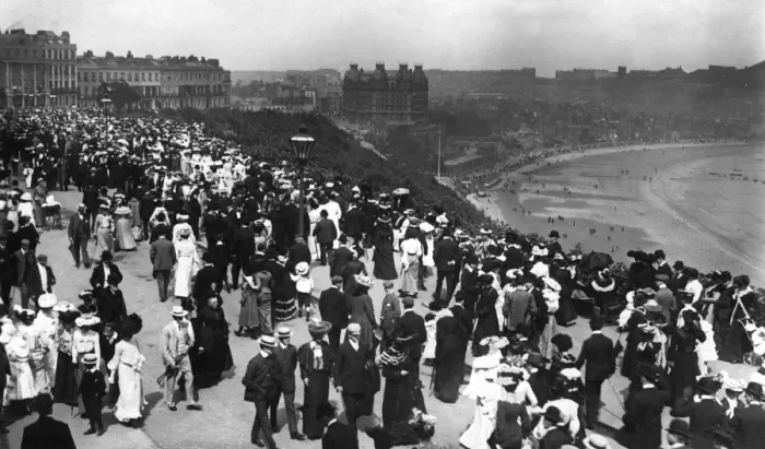 Framed Print : Scarborough / Crowded 1910 Framed Print : Scarborough / Crowded 1910