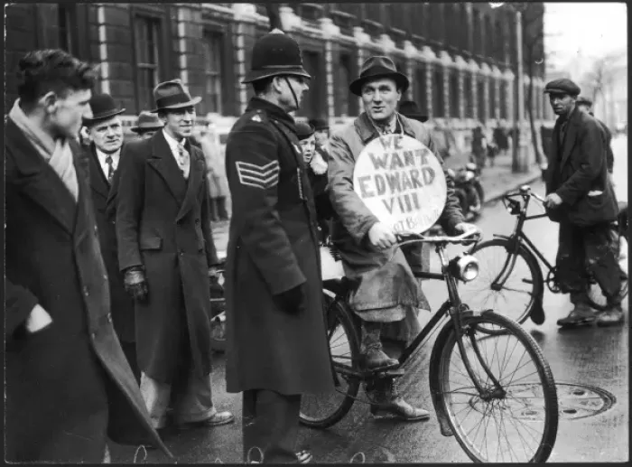 Framed Print : A scene in Downing Street during the Abdication crisis Framed Print : A scene in Downing Street during the Abdication crisis